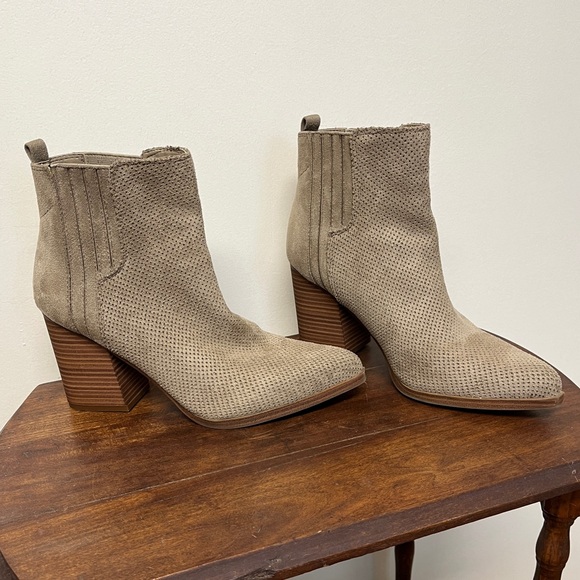 Boots, suede indigo rd. Size 8M. Tread great, no stains or bad spots. Pull on. - Picture 5 of 10